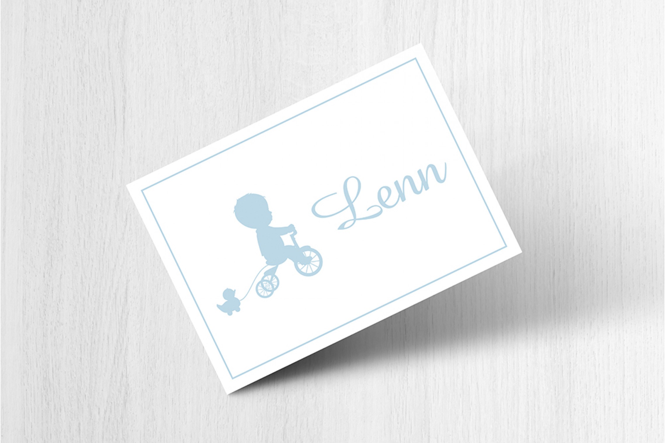 Jongen op fietsje